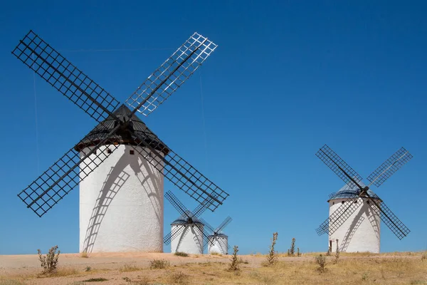 スペイン中央部のカスティーリャ マンチャ州のカンポ クリッターナ町近くの風車 — ストック写真