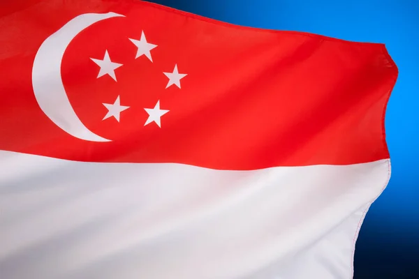 싱가포르의 국기는 1959 제국내에서 싱가포르가 자치권을 처음으로 채택되었다 1965 공화국이 — 스톡 사진