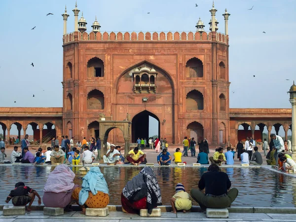 通常被称为德里贾马清真寺 Jama Masjid 的Masjid Jehan Numa入口大门是印度最大的清真寺之一 它是由莫卧儿皇帝沙贾汉在1650年至1656年间建造的 — 图库照片