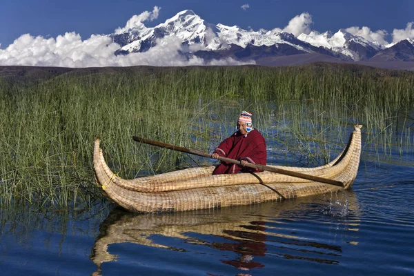 Traditionele Rietboot Urus Iruitos Aan Het Titicacameer Bolivia Zuid Amerika — Stockfoto
