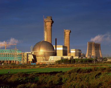 Sellafield Nükleer Santrali ve Cumbria sahilindeki yeniden işleme tesisi, İngiltere 'nin kuzeybatısında. 1957 'deki yangın sahnesi radyoaktif maddelerin ciddi bir şekilde kaçmasına neden oldu. Eski adı (1947-81) Windscale 'di..