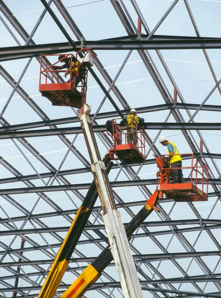 Рабочие Гидравлических Платформах Высокого Уровня Строительной Площадке Великобритании — стоковое фото