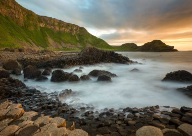 Kuzey İrlanda 'nın Antrim ilçesindeki Giants Geçidi' nde alacakaranlık. UNESCO Dünya Mirası Alanı.