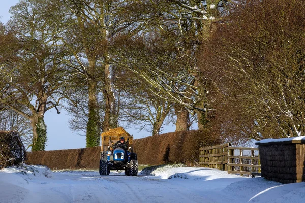 冬天农场拖拉机停在乡间小路上 英格兰东北部的北约克郡 — 图库照片