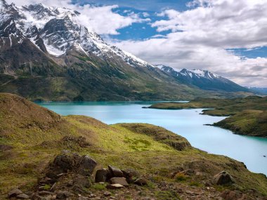 Patagonya 'daki Torres Del Paine Ulusal Parkı' nın gölleri ve dağları Güney Amerika 'daki Güney Şili.