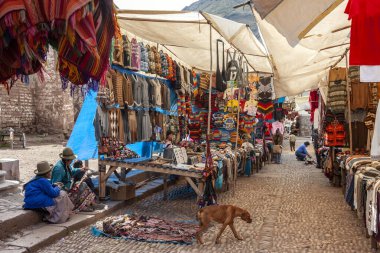 Pisac. Peru. 04.19.08. Yerel kumaşlar Güney Amerika 'nın Urubamba Eyaleti, Peru' daki Pisac kasabasında bir sokak pazarında satılıyor..