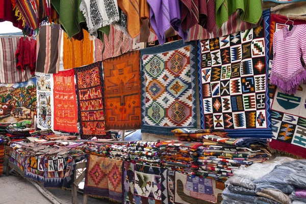 Pisac. Peru. 04.19.08. Güney Amerika 'nın Urubamba Eyaleti, Peru' daki küçük Pisac kasabasında satılık yerel kumaşlar..