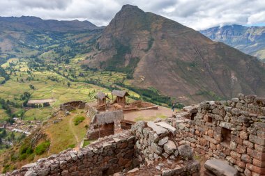 İnkalar 'ın kutsal vadisi Güney Amerika, Peru' daki Qantus Rakay 'dan izleniyor..