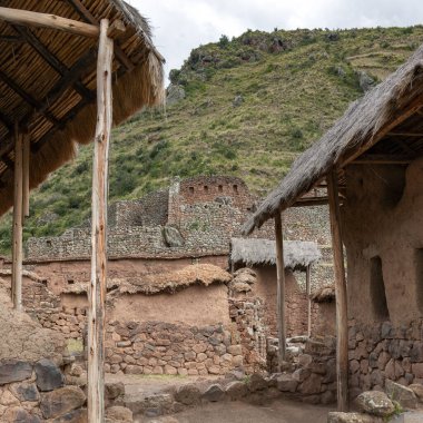 Güney Amerika, Peru 'daki İnkalar' ın Kutsal Vadisi 'ndeki Qantus Rakay harabeleri..