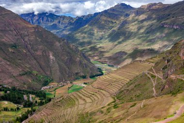 Güney Amerika, Peru 'daki Qantus Rakay harabelerinden kutsal İnkalar Vadisi görülüyor..