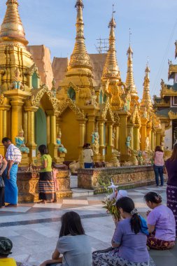 Shwedagon Pagoda Kompleksi 'nde resmi adı Shwedagon Zedi Daw olan tapınma Myanmar' ın Yangon şehrindedir (Burma).).