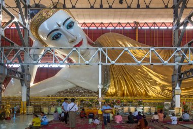 Chauk Htat Gyi Myanmar 'daki Yangon' da yaslanan Buda. Buda 'nın bu 66m uzunluğundaki resmi 1899 yılından kalma ve en çok saygı duyulan Buda heykellerinden biri.. 
