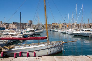 Fransa 'nın güneyindeki Cote d' Azur bölgesinde Marsilya şehrinin Vieux limanı..