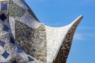 İspanya 'nın Katalonya bölgesindeki Gaudi' nin Parc Guell 'indeki bir binanın mozaik tasarımını süsleyin. Park 20 hektarı (50 dönüm) kapsıyor ve 1922 yılında açıldı..