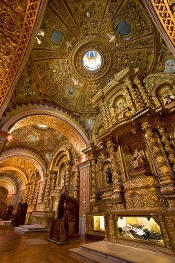 Güney Amerika 'da Quito, Ekvador' daki La Compania Cizvit Kilisesi 'nin bir parçası. Süslü heykellerin çoğu yerel volkanik sünger taşlarından yapılmıştır ve daha sonra altın yapraklarla kaplanmıştır (sözüm ona 7 ton).)