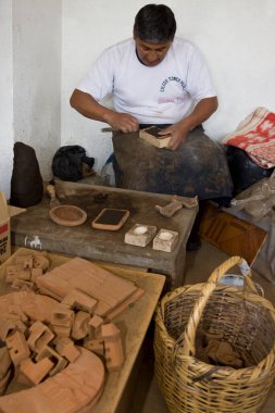 Seramik sanatçısı, Güney Amerika 'nın Ekvador eyaleti Cotopaxi Eyaleti' ndeki Pujili köyünde seramik modeller yapmak için küf kullanıyor..