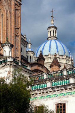 The Cathedral of the Immaculate Conception, genellikle Yeni Katedral olarak adlandırılır. Cuenca Ekvador, Güney Amerika 'da. İnşaat çalışmaları 1885 'te başladı ve neredeyse bir asır sürdü..