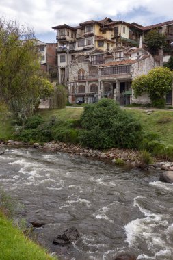 İlginç bir mimari - Güney Amerika 'nın Ekvador eyaletinin Azuay ilindeki Cuenca şehrinde bir ev.