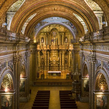 Güney Amerika 'da Quito, Ekvador' daki La Compania Cizvit Kilisesi 'nin içi. Süslü heykellerin çoğu yerel volkanik sünger taşlarından yapılmıştır ve daha sonra altın yapraklarla kaplanmıştır (sözüm ona 7 ton).)