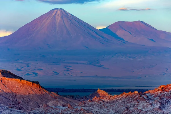 Alacakaranlıkta Licancabur Dağı Volkanı 5600 19300 Kuzey Şili Güney Amerika — Stok fotoğraf