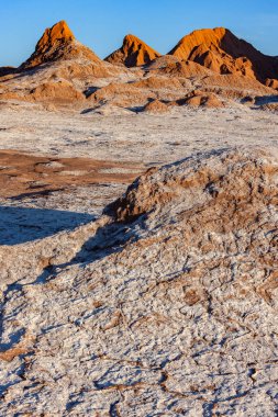 San Pedro de Atacama yakınlarındaki El Valle de la Luna (Ay Vadisi) Şili 'nin kuzeyinde Atacama Çölü' nün Cordillera de la Sal bölgesinde. Beyaz alanlar tuz yatakları..