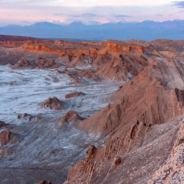 チリ北部のアタカマ砂漠のコーディレラ サル地域のサンペドロ アタカマ近くのエル ヴァレ 月の谷 での夜明けの日差しの最初の光線 白い部分は塩鉱床 — ストック写真