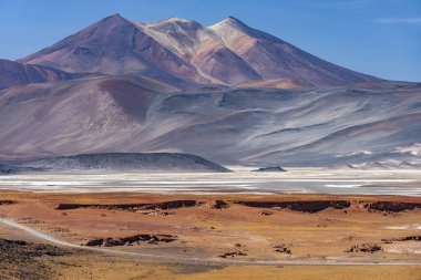 Kuzey Şili 'nin Antofagasta bölgesindeki Atacama Çölü' nün yüksek altiplanosundaki Calientes Tuz Düzlükleri. Beyaz alanlar tuz yataklarıdır..