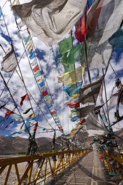 Tibet 'teki Brahmaputra Nehri üzerindeki yaya köprüsünde Budist Bayrakları