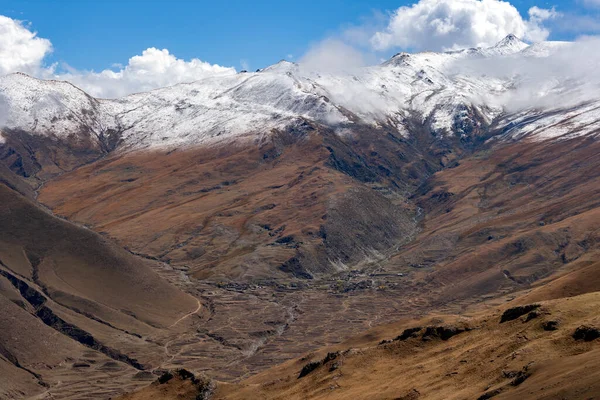 チベットのダグゼ地域のWangbur山の頂上にガンデン修道院から渓谷とヒマラヤ山脈の景色 — ストック写真