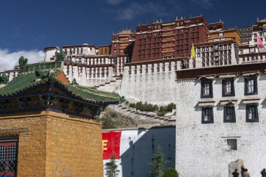 Potala Sarayı, Tibet 'in Lhasa şehrindeki bir dzong kalesi. 1649 'dan 1959' a kadar Dalai Lamas 'ın kış sarayıydı. Şimdi bir müze ve UNESCO Dünya Mirası Alanı.
