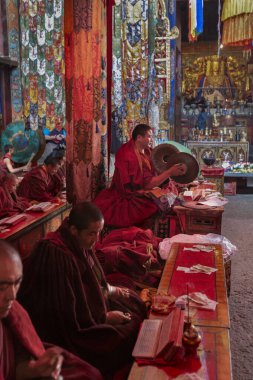 Çin 'in Tibet Özerk Bölgesi' ndeki Samye Manastırı 'ndaki rahipler. Site MS 763 yılına dayanmasına rağmen Samye, Kültür Devrimi sırasında yıkıldı ve 1988 yılında yeniden inşa edildi. Tam adı Samye Kudretli Lhundrub Tsula Khang.