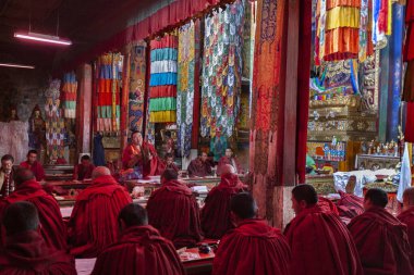 Çin 'in Tibet Özerk Bölgesi' ndeki Samye Manastırı 'ndaki rahipler. Site MS 763 yılına dayanmasına rağmen Samye, Kültür Devrimi sırasında yıkıldı ve 1988 yılında yeniden inşa edildi. Tam adı Samye Kudretli Lhundrub Tsula Khang.