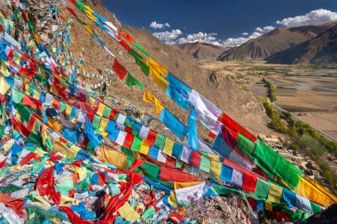Çin 'in Tibet Özerk Bölgesi Himalayalar' daki Tibet Platosu 'nda bulunan Yungbulakang Sarayı veya Yumbu Lakhang yakınlarındaki Budist dua bayrakları.