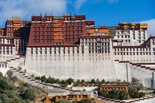 位于西藏拉萨市的一个叫波塔拉宫的中卫要塞 1649年至1959年是达赖喇嘛的冬宫 现在是博物馆和教科文组织世界遗产 — 图库照片
