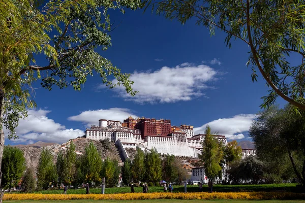 位于西藏拉萨市的一个叫波塔拉宫的中卫要塞 1649年至1959年是达赖喇嘛的冬宫 现在是博物馆和教科文组织世界遗产 — 图库照片