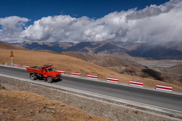 西藏喜马拉雅山脉甘帕山口公路 16860英尺 的卡车 — 图库照片