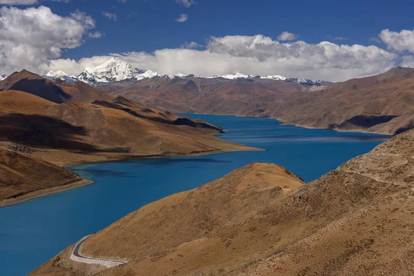 西藏青藏高原上的亚速罗克湖浅蓝色冰水和干巴高山口公路高16860英尺 — 图库照片