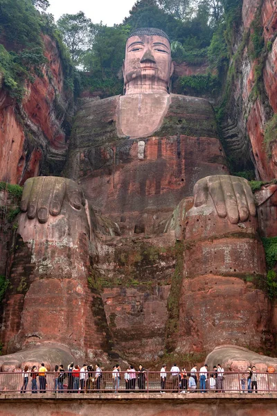 乐山大佛的大福 刻在敏大渡河与青江交汇处的灵云山悬崖上 这座230英尺高的雕像是僧人海通在公元713年建造的 — 图库照片
