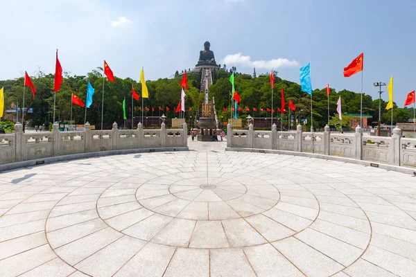 란터우 수도원 근처에 동상의 높이는 34M 112 무게는 250 이넘으며 — 스톡 사진