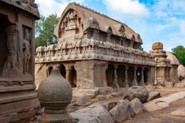 Güney Hindistan 'ın Tamil Nadu bölgesindeki Mahabalipuram' daki Panch Rathas antik monolitik tapınakları. UNESCO Dünya Mirası Alanı.