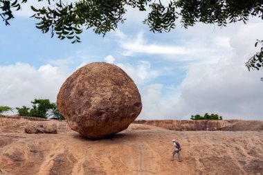 Krishna 'nın Tereyağı Topu, Güney Hindistan' ın Tamil Nadu bölgesinde Mahabalipuram 'da daha cüretkar bir dev. Bu ve yakındaki tapınaklar UNESCO 'nun Dünya Mirası Alanı..