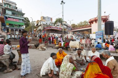 Hindistan 'ın kuzeyindeki Varanasi' deki Ganj Nehri kıyısındaki Hindu Ghat 'ları..