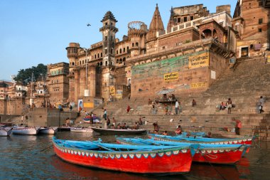 Hindistan 'ın kuzeyinde, Varanasi' deki Ganj Nehri üzerindeki Hindu Ghatları..