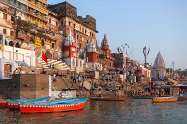 Hindistan 'ın kuzeyindeki Varanasi' deki Ganj Nehri kıyısındaki Hindu Ghat 'ları..