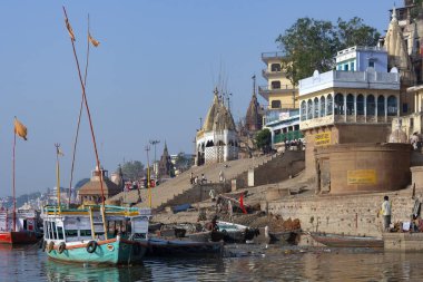 Hindistan 'ın kuzeyindeki Varanasi' deki Ganj Nehri kıyısındaki Hindu Ghat 'ları..