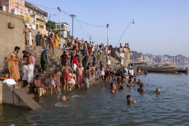 Hindistan 'ın kuzeyindeki Varanasi' deki Hindu Ghat 'larında Ganj Nehri' nde yıkanan Hindu dindar..