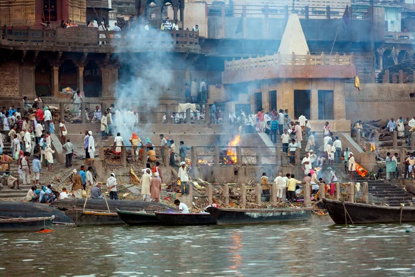 位于印度北部瓦拉纳西圣河河岸的印度教火葬塔 — 图库照片