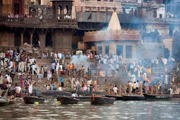 Hindu Kremation Ghats Stranden Den Heliga Floden Ganges Varanasi Norra — Stockfoto