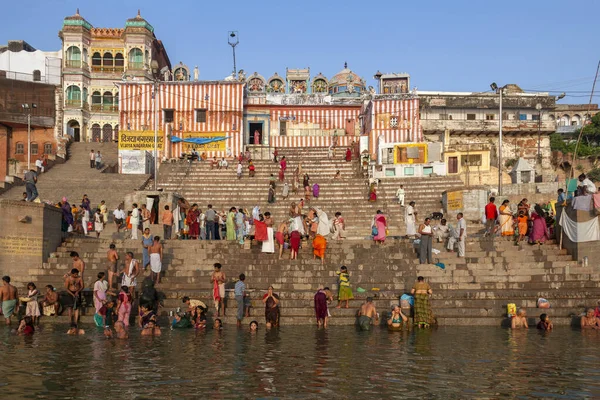 印度教信徒在印度北部瓦拉纳西的圣河岸边的印度教古寺沐浴 — 图库照片