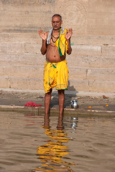 インド北部バラナシのヒンズー教徒の帽子で聖なる川のガンジス川でのヒンズー教徒の信者の入浴 — ストック写真